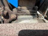un gros plan sur un moteur rouillé de train