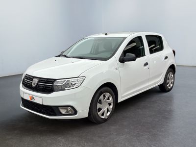 La Dacia blanche est garée dans une pièce blanche