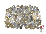 une pile de pièces de monnaie posée sur une surface blanche