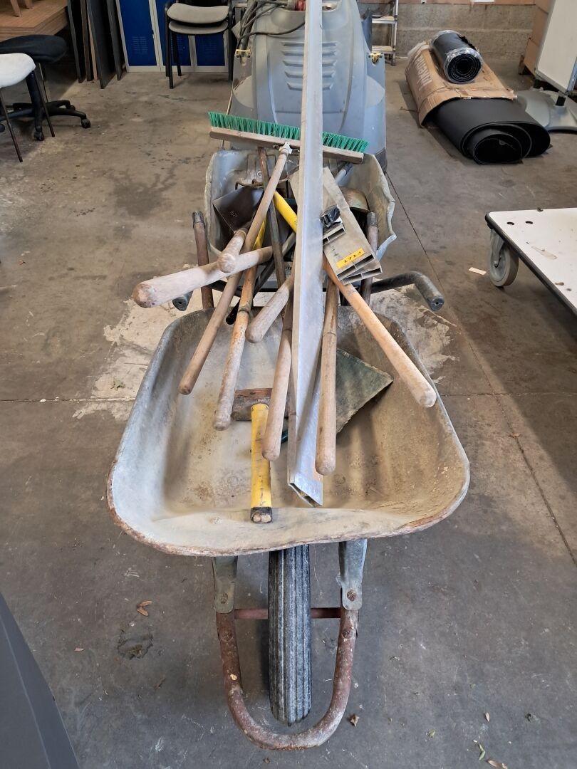 2 Brouettes avec outillage à mains