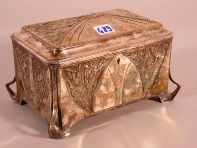 AOG. Coffret Art-Nouveau en métal argenté ciselé à décor flo…