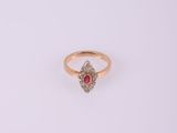 une image d'une bague en or sertie d'un rubis au centre