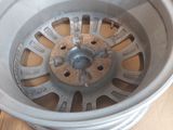 une boîte contenant une roue, posée sur une boîte en carton