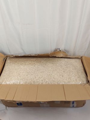 une boîte en carton ouverte posée sur une table blanche