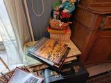 de nombreux livres sur la table près de la fenêtre
