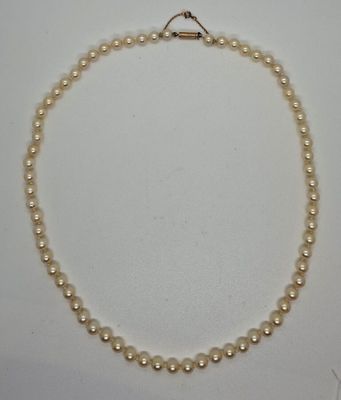 COLLIER de perles de culture Akoya de 6,2-6,7 mm, le fermoir…