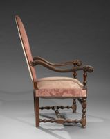 Important fauteuil en noyer mouluré et sculpté, les accotoir… (photo 2)