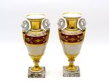 deux vases placés l'un à côté de l'autre
