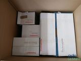 une boîte remplie de courrier posée sur une table