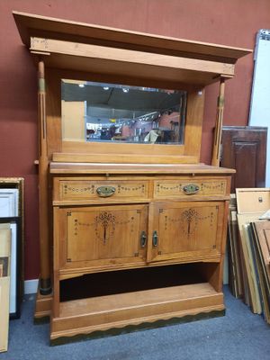 une armoire en bois surmontée d'un miroir
