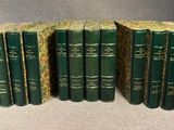 plusieurs livres verts empilés les uns sur les autres sur une table