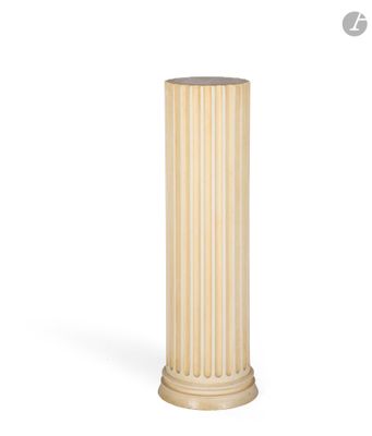une image représentant une haute colonne blanche avec un socle en bois