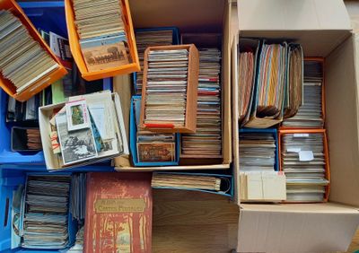beaucoup de livres dans une boîte posée sur le sol