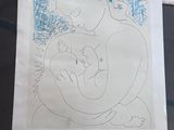 un dessin représentant une femme tenant un bébé dans ses bras, posé sur une table