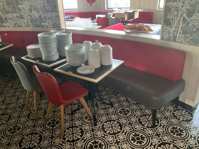une table sur laquelle sont posées des assiettes et des tasses, dans un restaurant