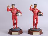 deux figurines représentant chacune un homme portant un casque