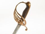 une épée à la poignée dorée sur fond blanc
