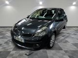 la photo d'une voiture noire garée dans un garage