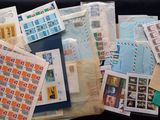 de nombreux types de timbres et d'enveloppes disposés sur une table
