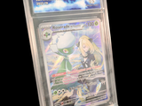 une photo d'une carte Pokémon exposée dans une vitrine