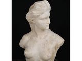 un buste de femme en marbre blanc sur fond noir