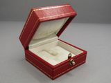 une petite boîte rouge contenant une bague