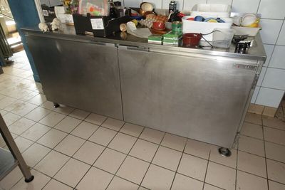 un plan de travail en inox sur lequel sont posés tout un tas d'aliments