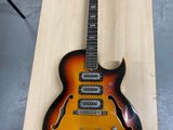 une guitare posée sur une table en bois