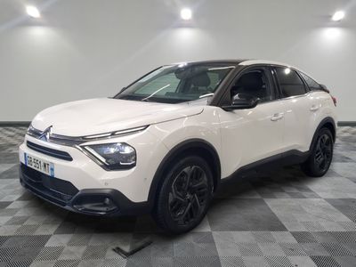 un 4x4 blanc garé dans une pièce au sol en damier