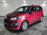 la citrole rouge est garée dans le garage sur un sol en damier