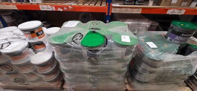 de nombreux pots de peinture sur les étagères du magasin
