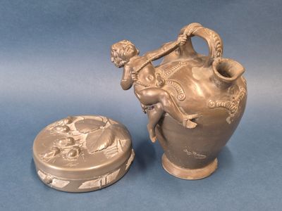 deux vases posés l'un à côté de l'autre sur une surface bleue