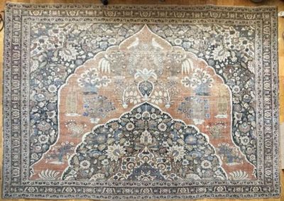 tapis posé sur le sol d'une pièce dotée d'un parquet et d'une chaise