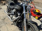 une moto garée sur le côté de la route