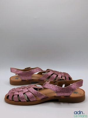 une photo d'une paire de sandales roses sur fond blanc