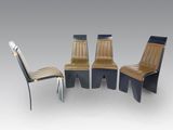 trois chaises et une table dans une pièce sur fond gris