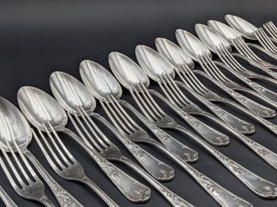 tout un tas de cuillères alignées sur une table