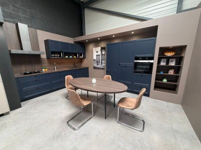 une cuisine avec une table et des chaises