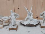 quatre figurines posées sur une table
