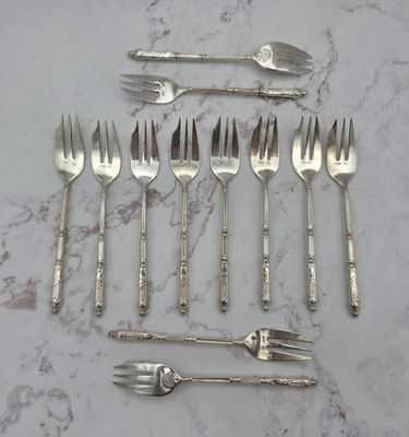 beaucoup de fourchettes et de cuillères sur la table