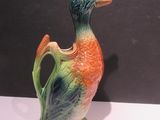 un canard en céramique posé sur une table