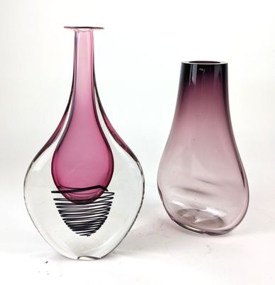 deux vases en verre posés l'un à côté de l'autre sur une surface blanche