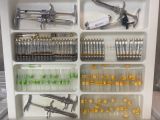 de nombreux types d'équipements médicaux exposés dans une vitrine