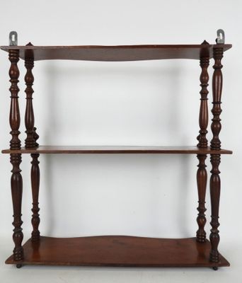 une étagère en bois surmontée de trois tablettes