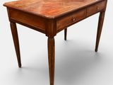 une vieille table en bois avec deux tiroirs et un tiroir en dessous