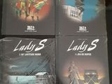 Quatre DVD du film « Lady S » sont posés sur une table
