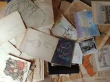 une pile de vieux papiers et de dessins posée sur une table