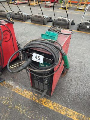 de nombreux types d'équipements de soudage dans un parking