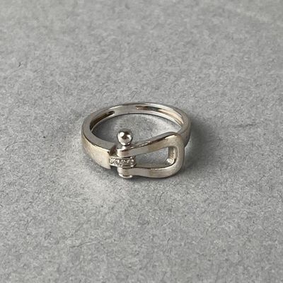 une image représentant une bague en argent ornée d'une petite ancre