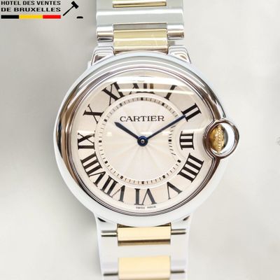 Gros plan sur une montre avec des chiffres romains